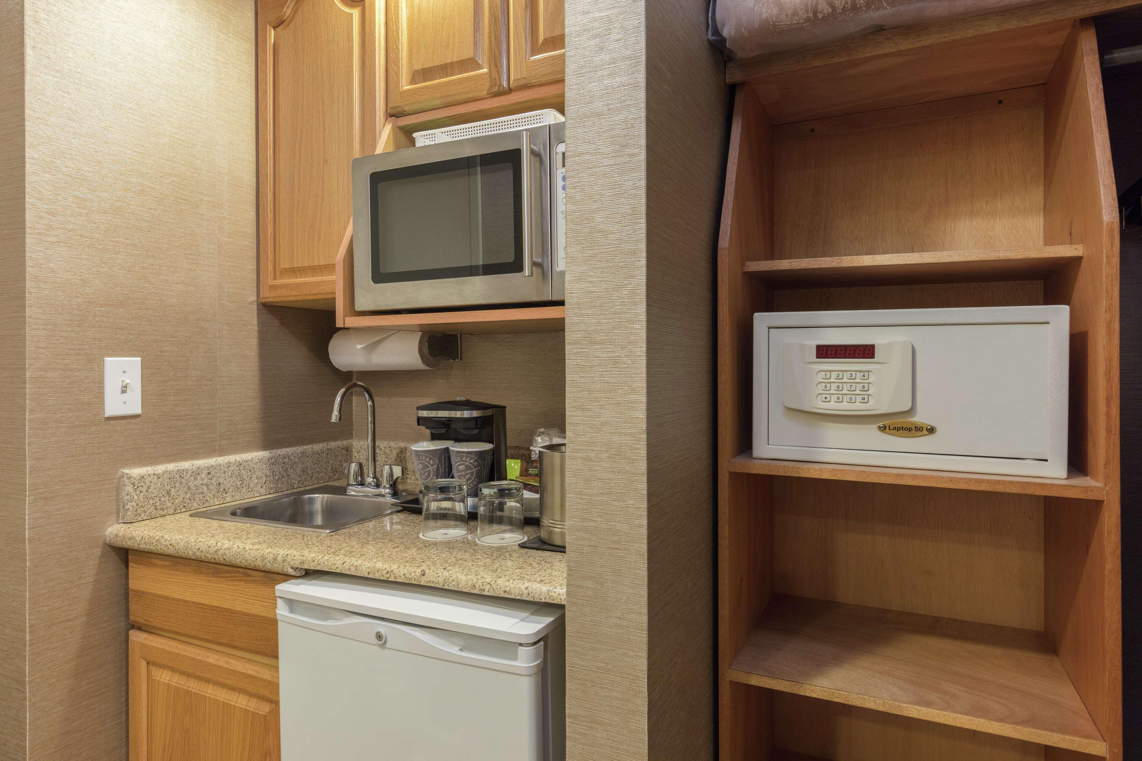 Doubletree Suites By Hilton Saltillo Bagian luar foto
