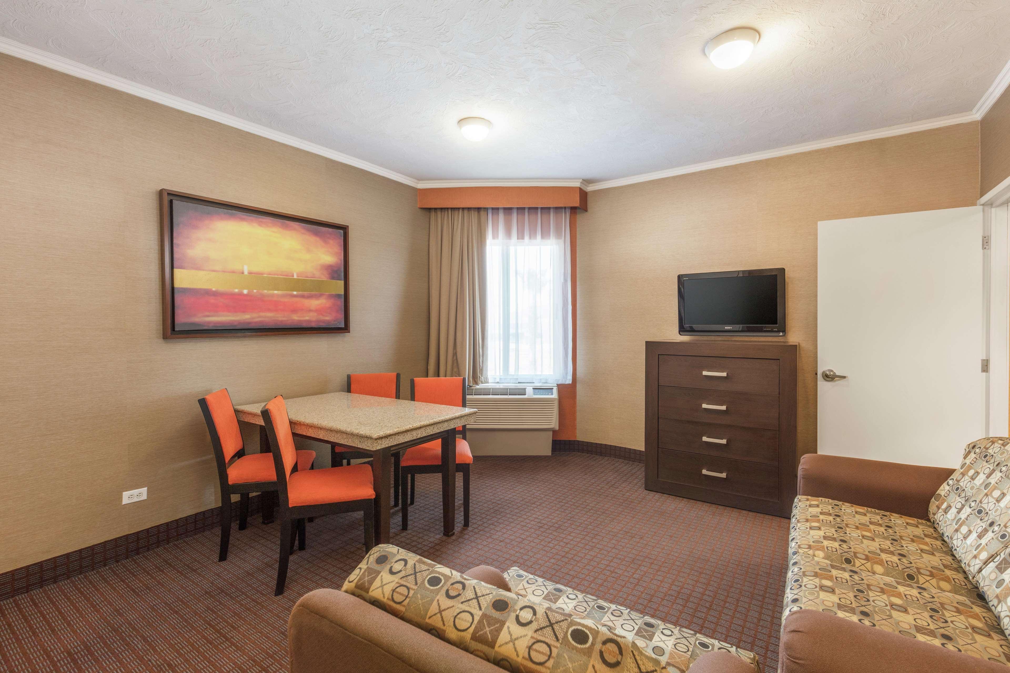 Doubletree Suites By Hilton Saltillo Bagian luar foto
