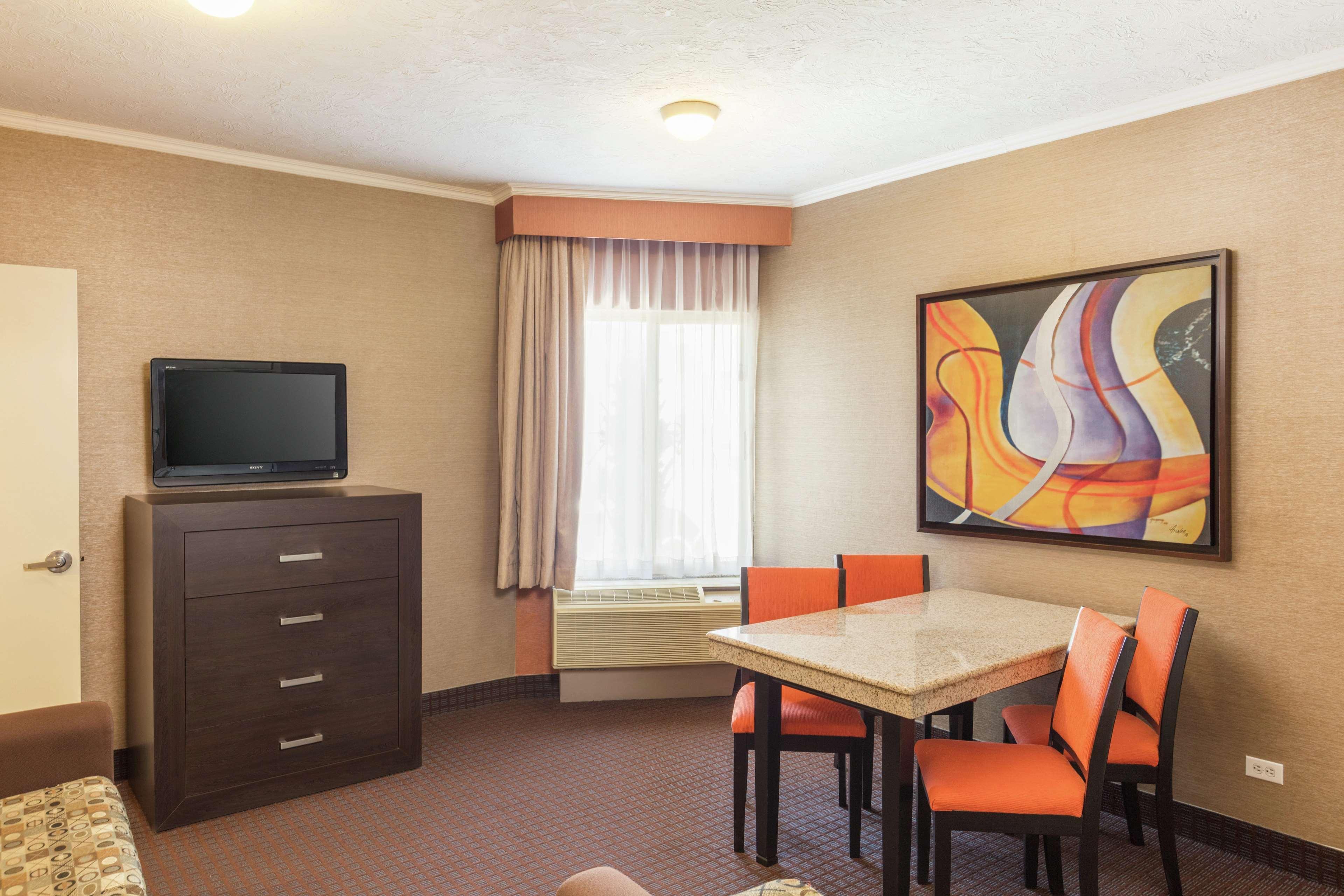 Doubletree Suites By Hilton Saltillo Bagian luar foto