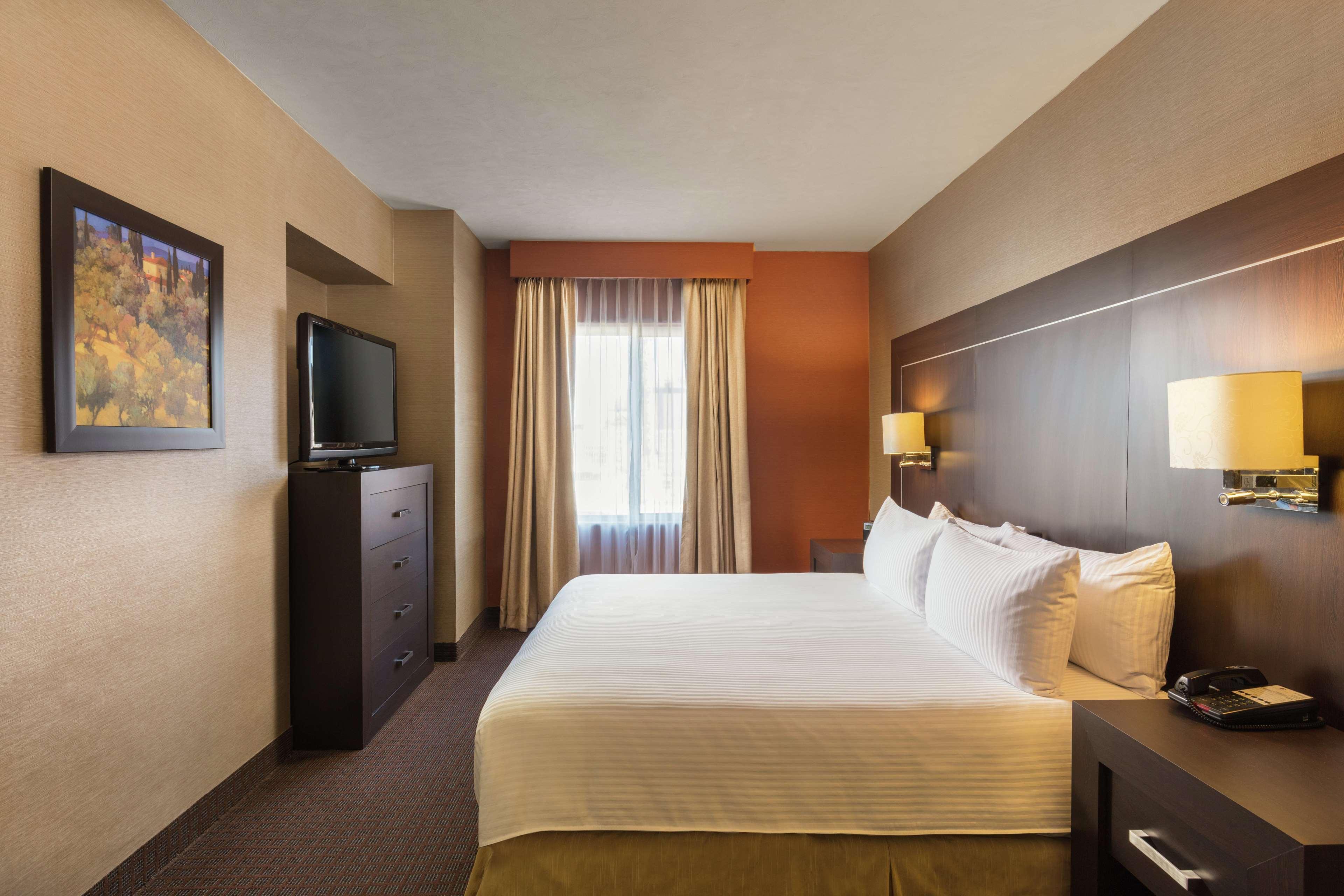 Doubletree Suites By Hilton Saltillo Bagian luar foto