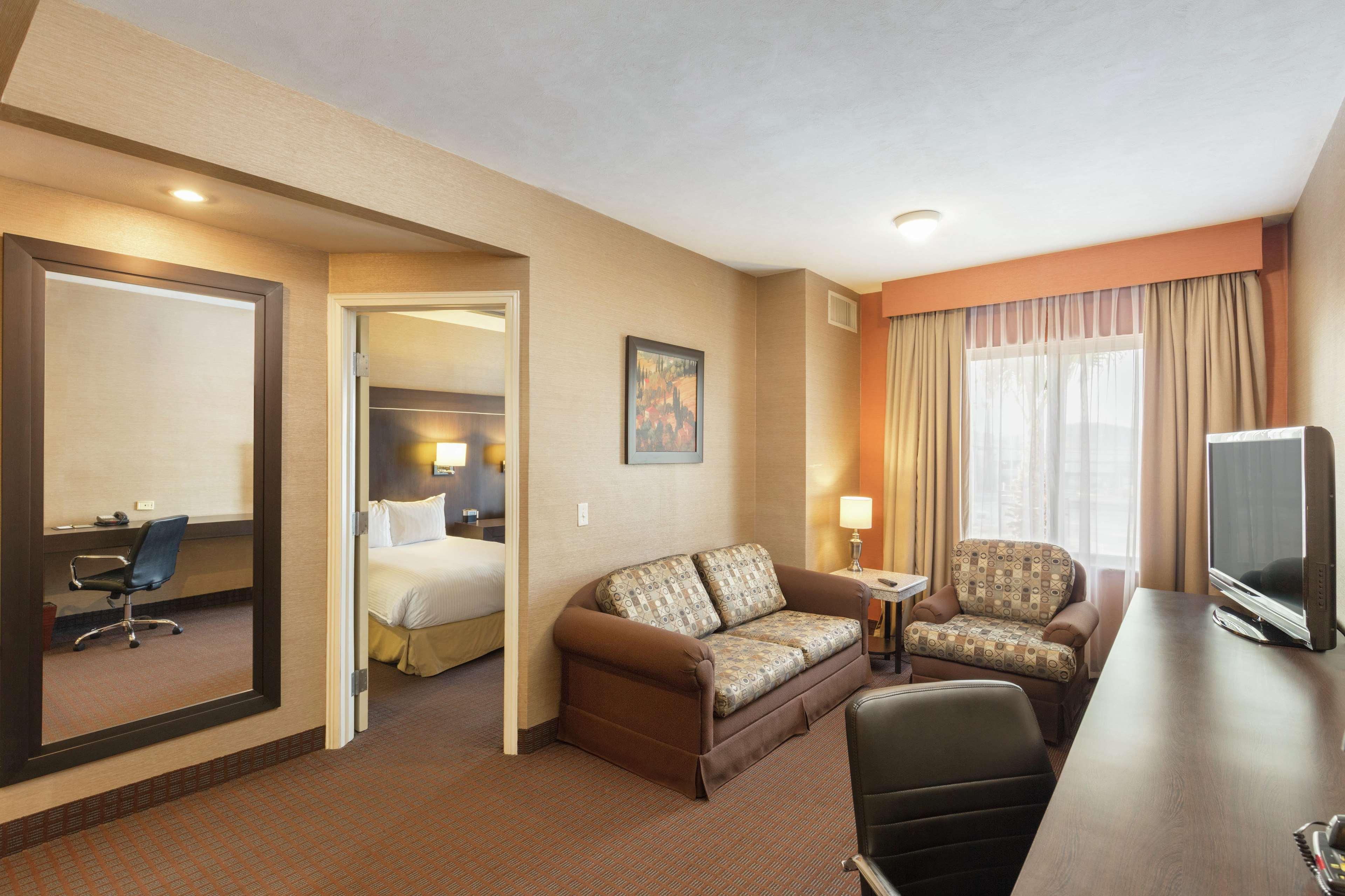 Doubletree Suites By Hilton Saltillo Bagian luar foto
