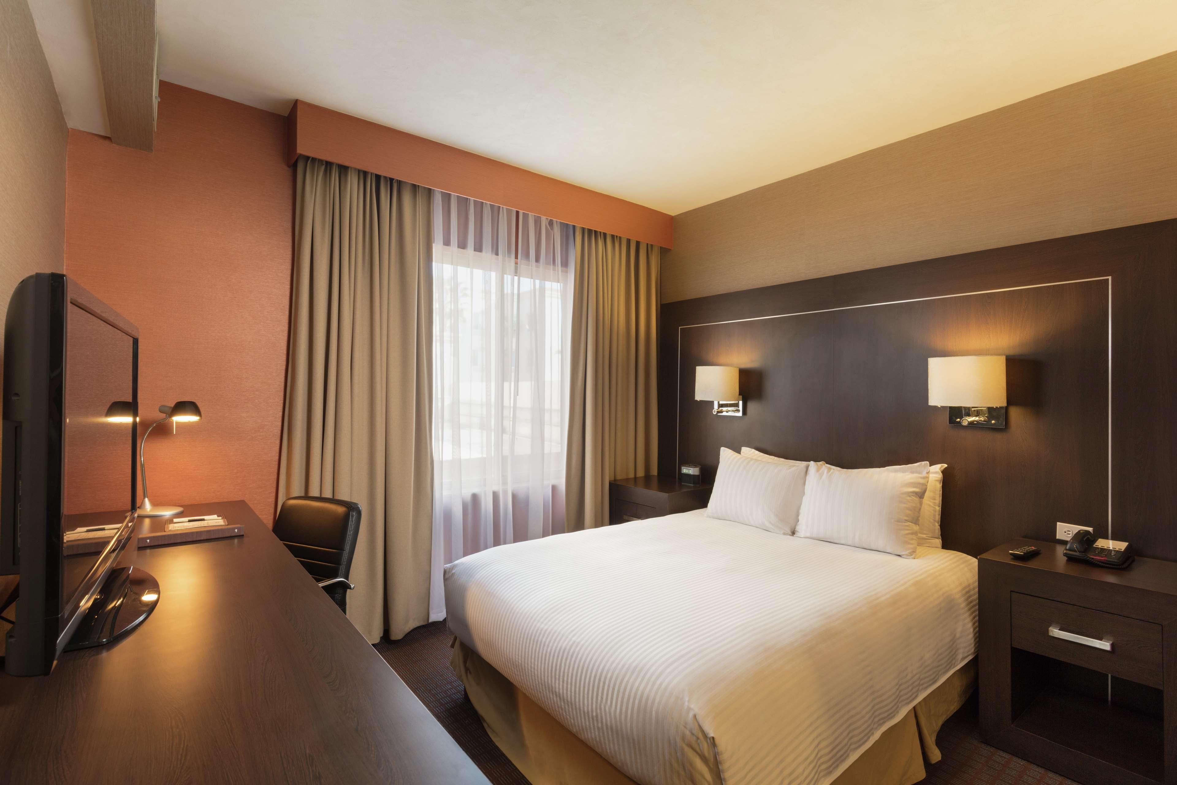 Doubletree Suites By Hilton Saltillo Bagian luar foto