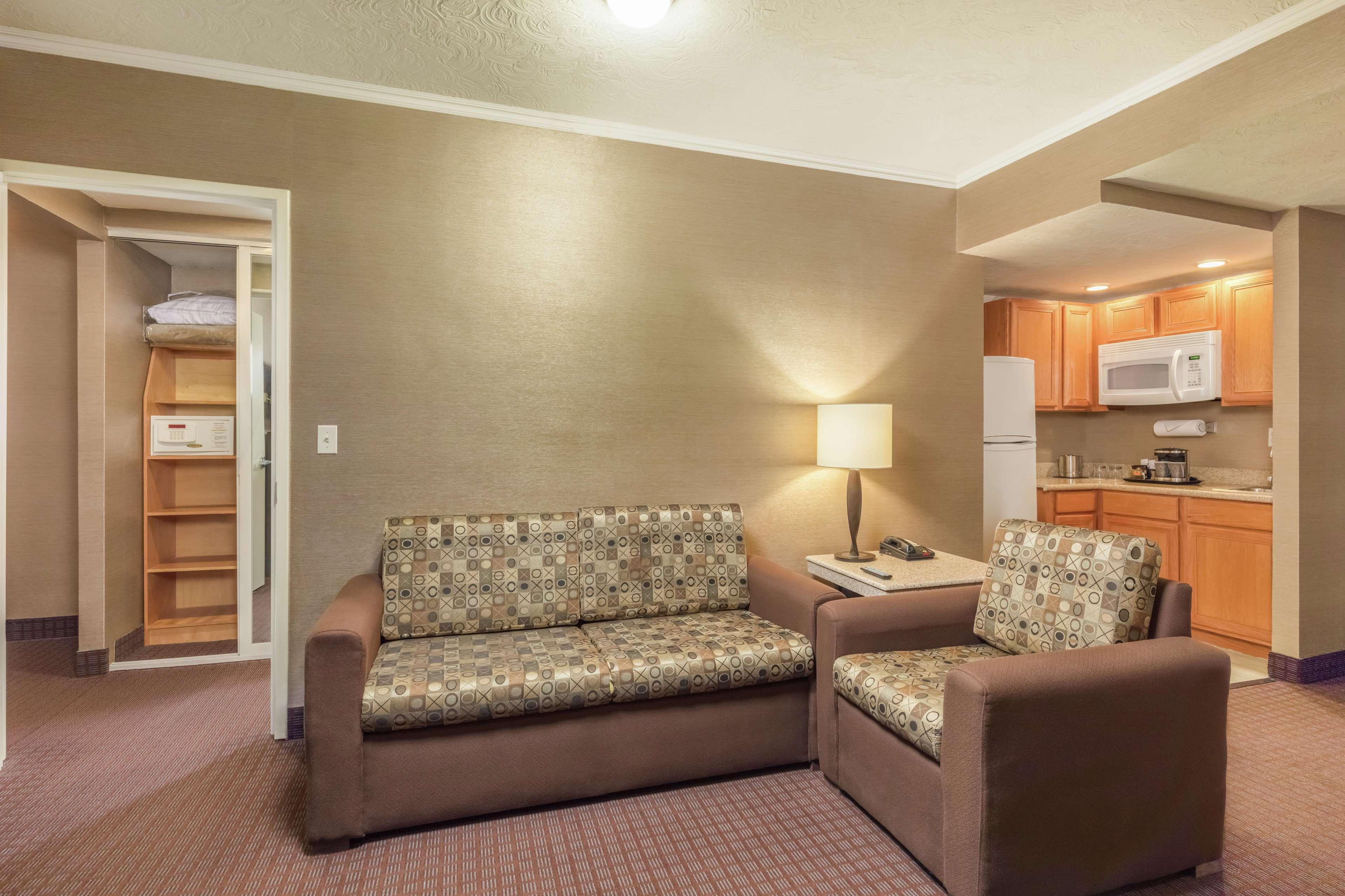 Doubletree Suites By Hilton Saltillo Bagian luar foto