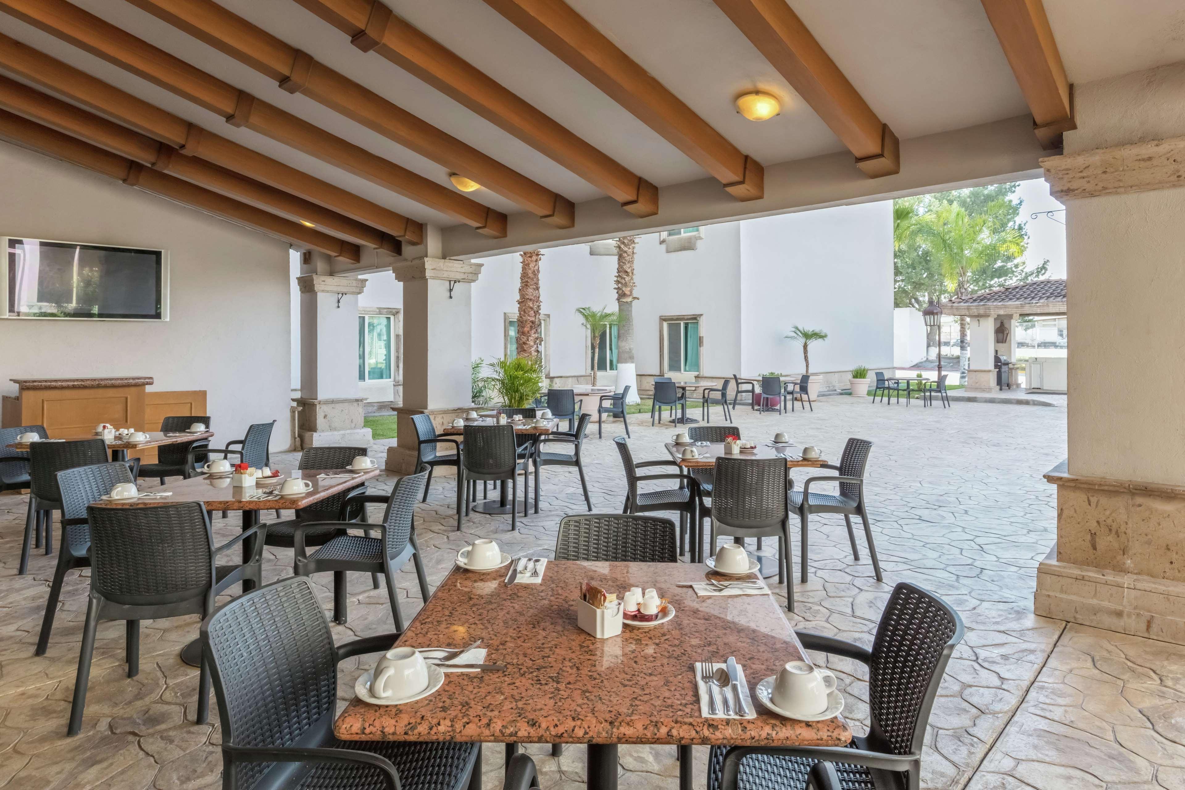 Doubletree Suites By Hilton Saltillo Bagian luar foto