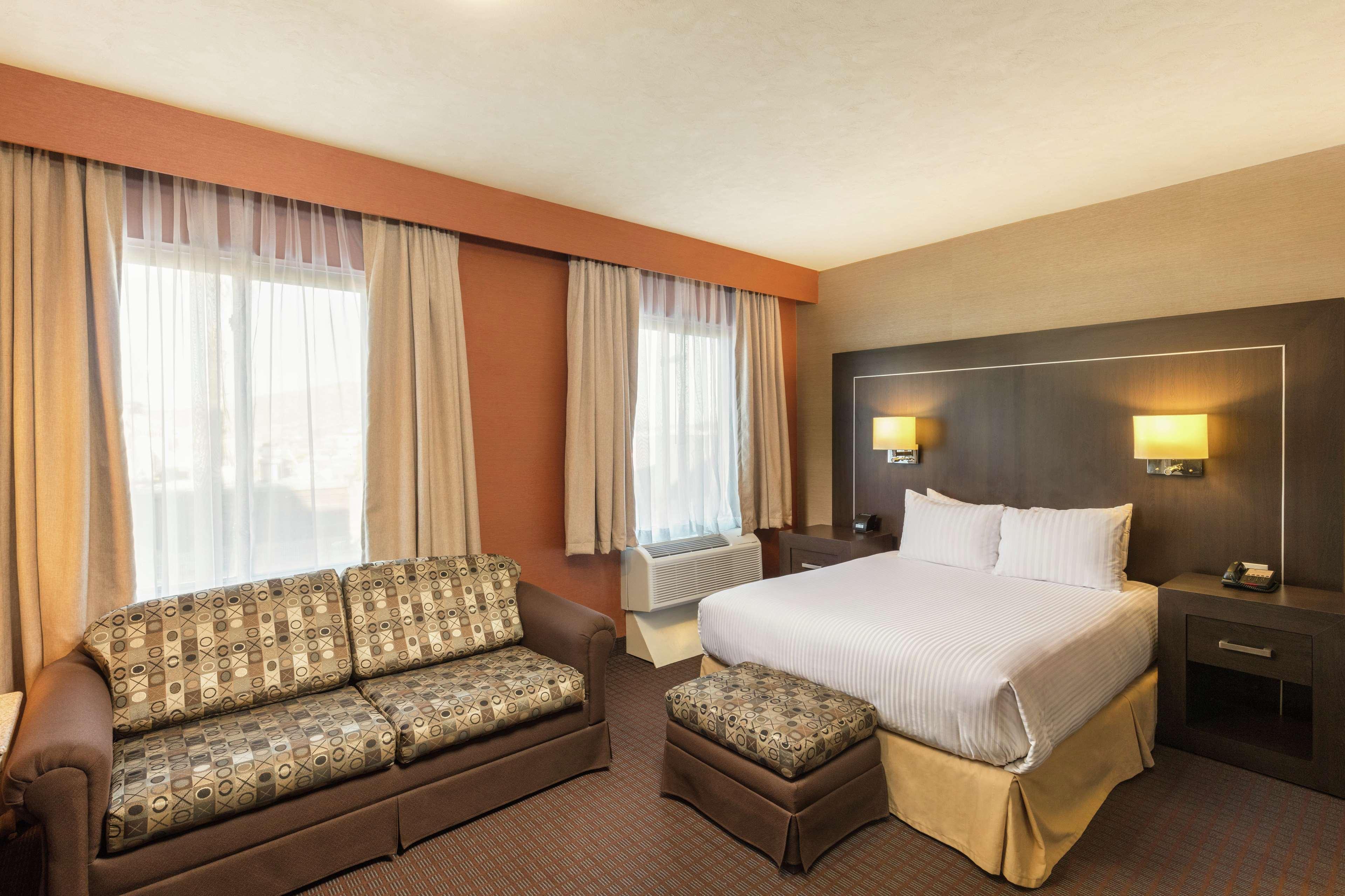 Doubletree Suites By Hilton Saltillo Bagian luar foto