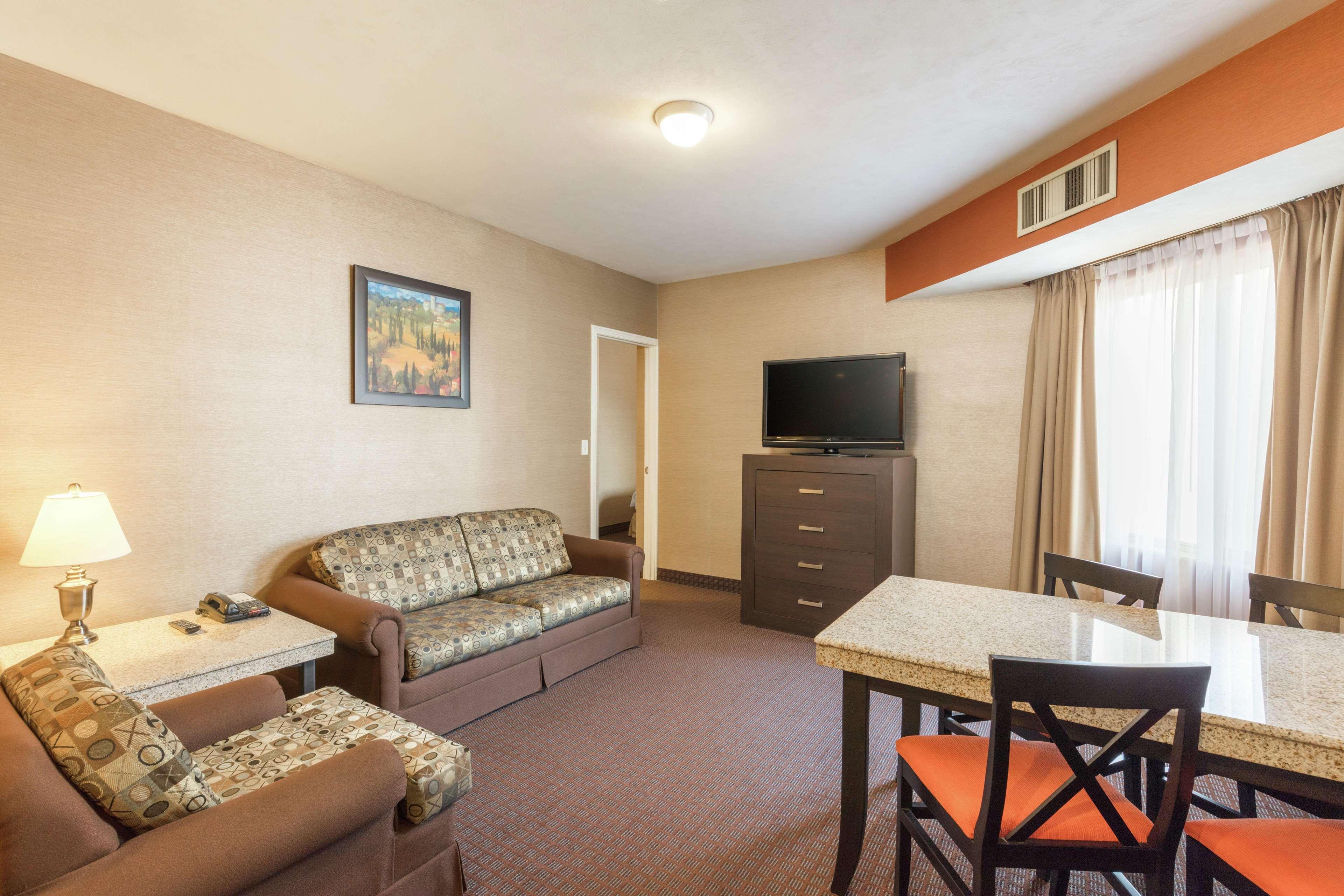 Doubletree Suites By Hilton Saltillo Bagian luar foto