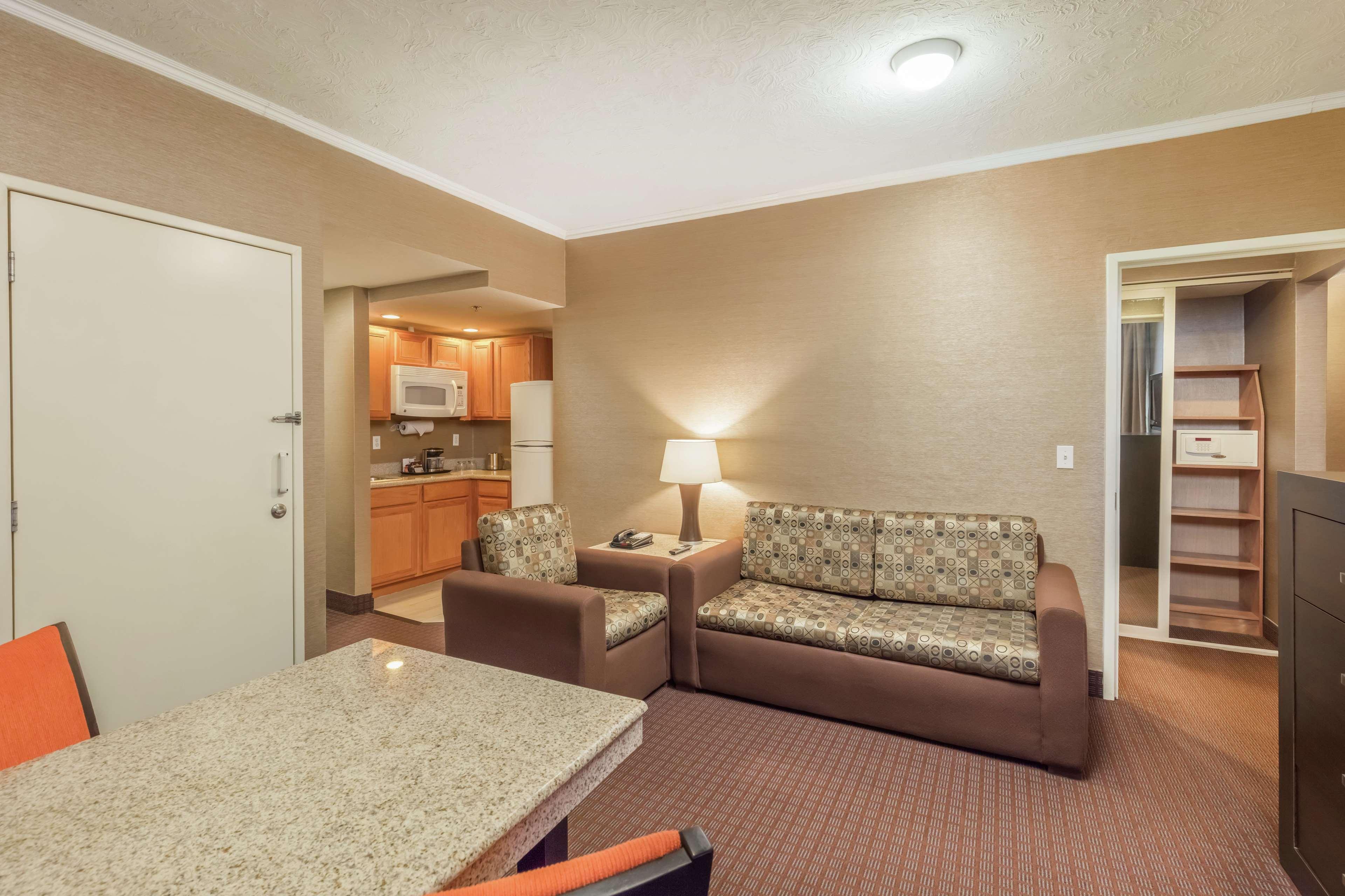 Doubletree Suites By Hilton Saltillo Bagian luar foto