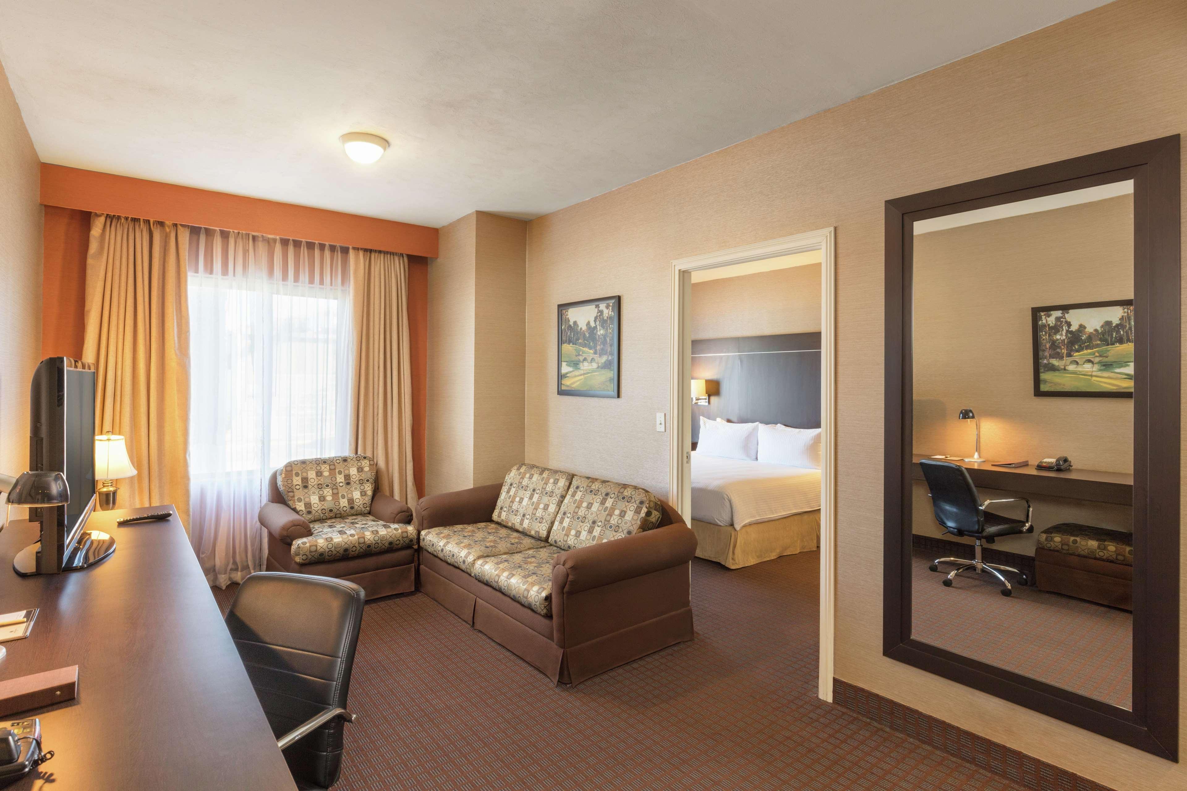 Doubletree Suites By Hilton Saltillo Bagian luar foto